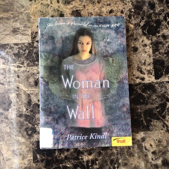 The Woman In The Wall Patrice Kindl 1997 Paperback - Picture 1 of 9